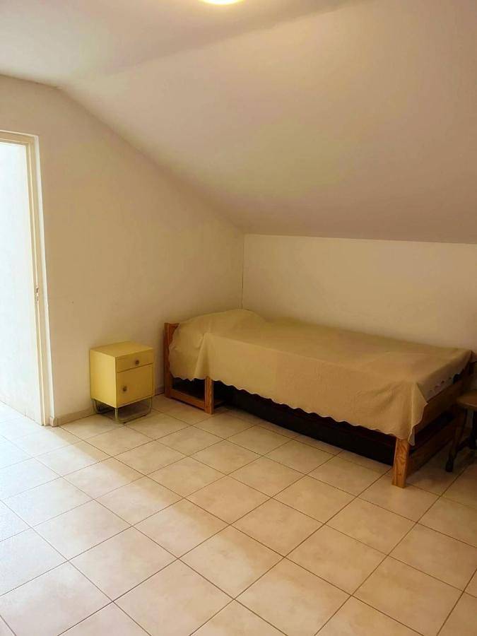 Gîte pour 4 personnes, avec Balcon et Terrasse ainsi que Jardin et Piscine dans Avis - 4
