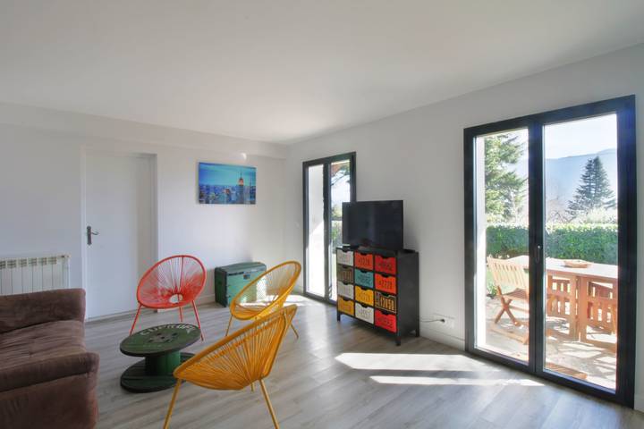 Gîte pour 4 personnes, avec vue sur le lac ainsi que jardin et terrasse, adapté aux familles dans Lac du Bourget - 4