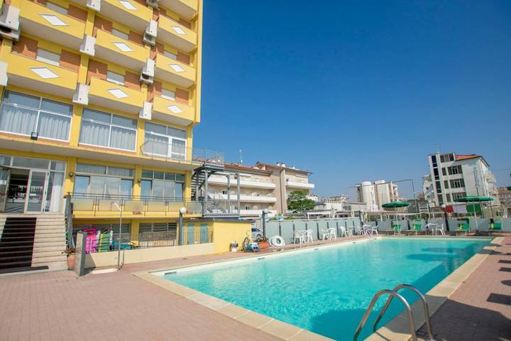Hôtel pour 3 personnes, avec piscine et jardin, animaux acceptés