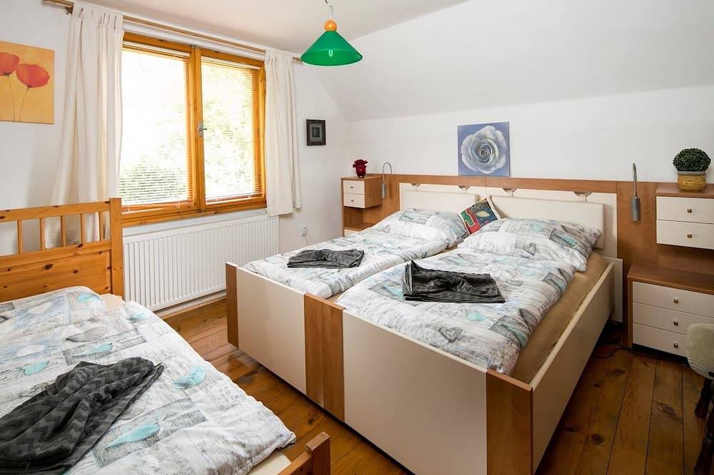 Atmospheric villa in nature, (14 p.), Fireplace, 2 saunas, wifi, large garden in Central Slovakia