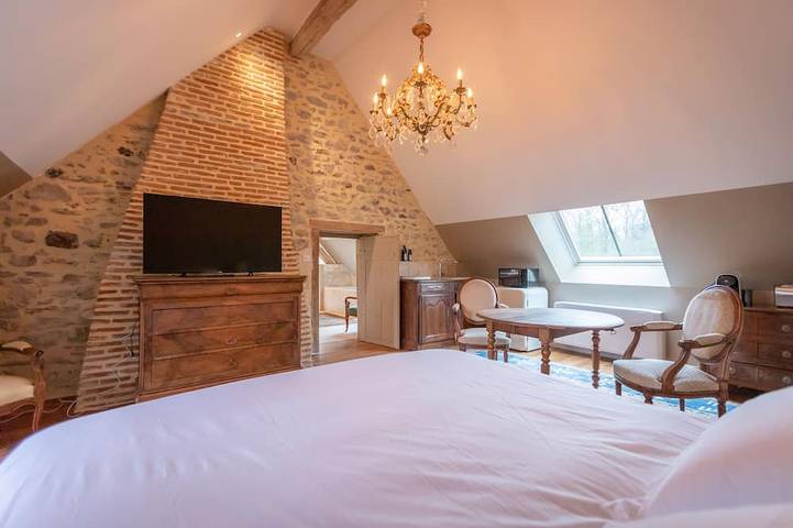 Entire apartment, Superb suite in the heart of the forest in Vierzon, Vierzon Region