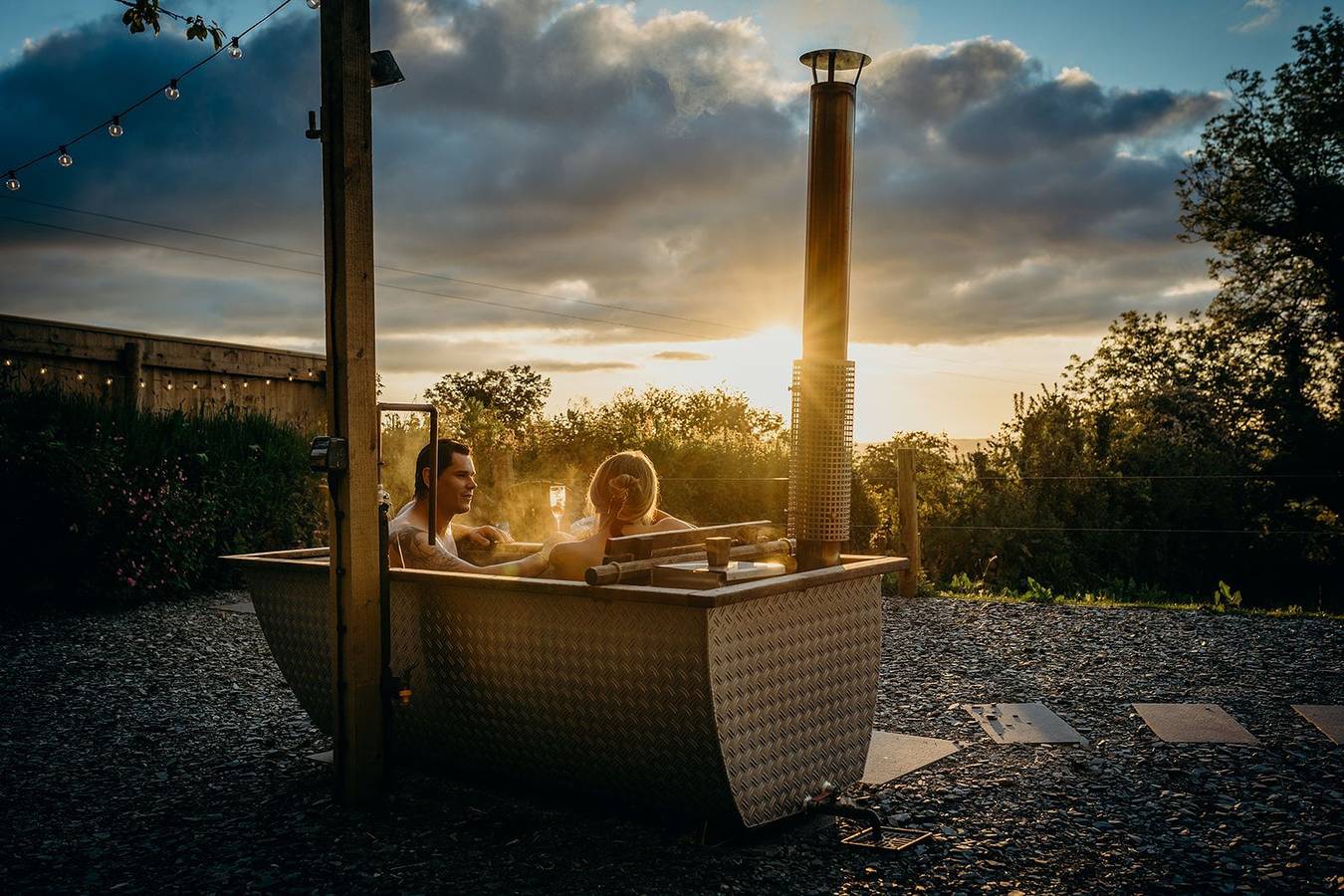 Coopy Corner- Superb Shepherds Hut with Hot Tub and Log Fire in Milton Abbot, Devon