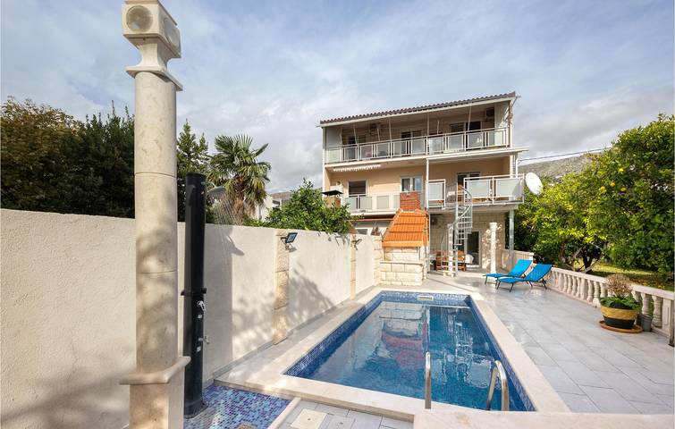 Charming Sea View Apartment with Pool & Terrace, 1.5km from Beach in Podstrana, Split-Dalmatia