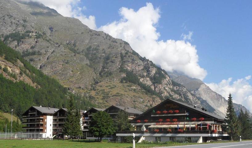 Ferienwohnung für 6 Personen, mit Balkon und Terrasse sowie Garten und Pool in Täsch