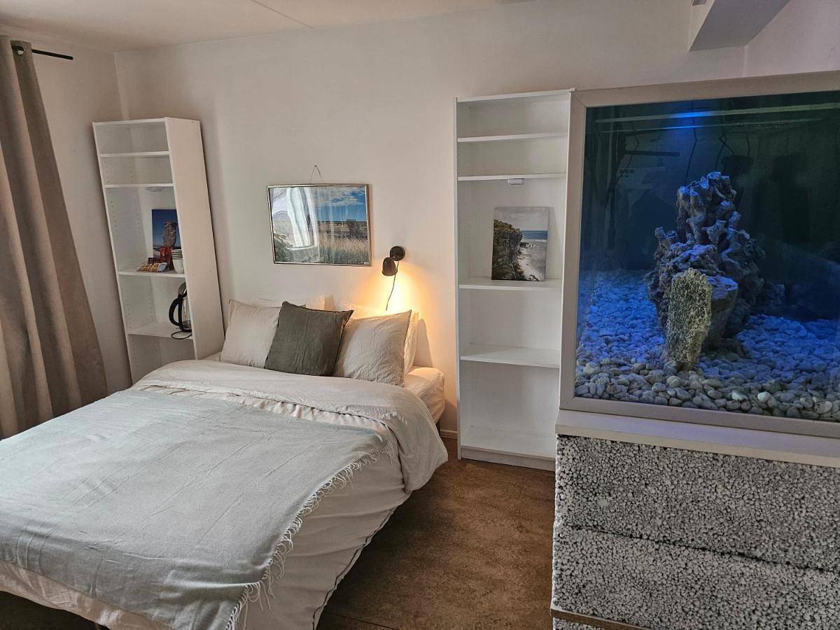 Hel semesterlägenhet, Central Room with Private Entrance and Ensuite Bathroom in Sundbyberg, Svenska Östersjön