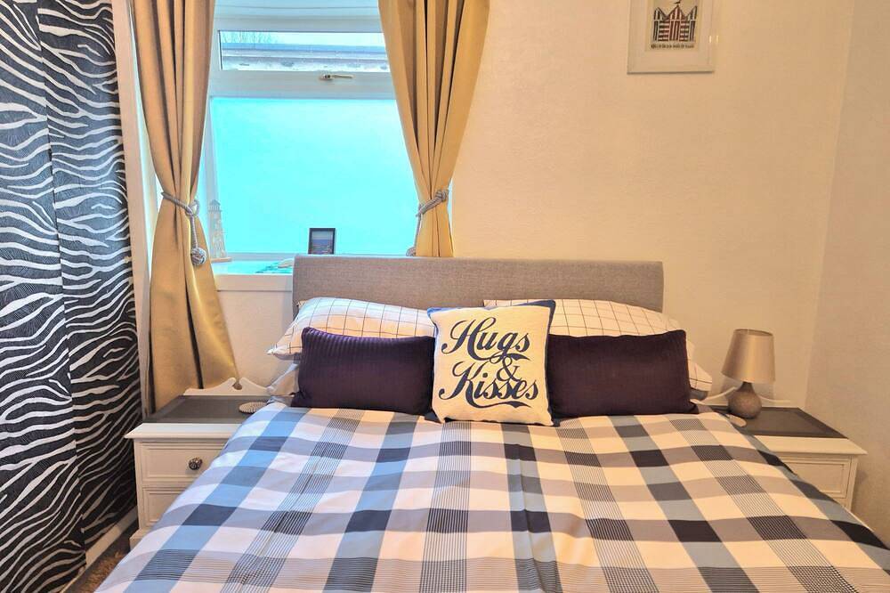 Cosy Cottage with water views, Close to town centre. Hot tub. Pet friendly. in Kirn, Dunoon
