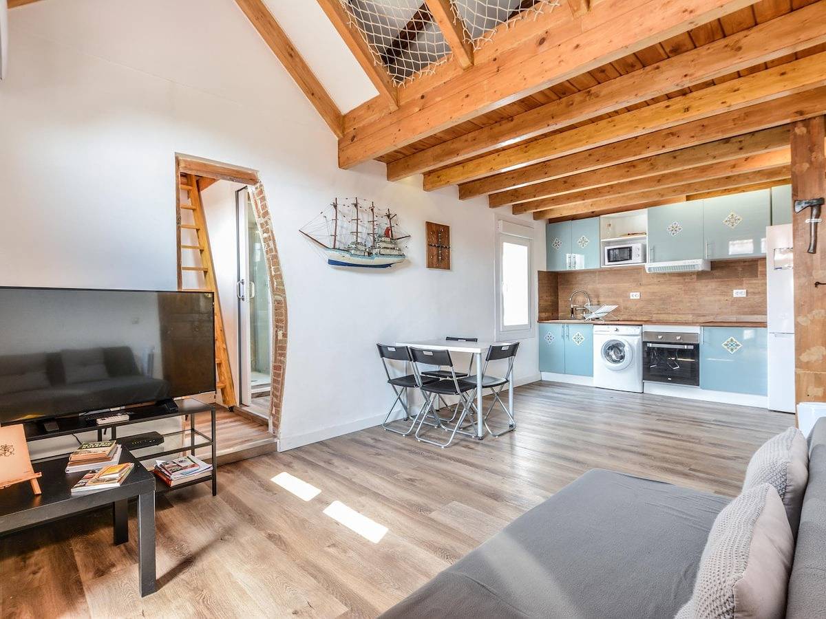 Apartamento entero, Ático espacioso en malasaña de alquiler temporal in Centro (Madrid), Madrid