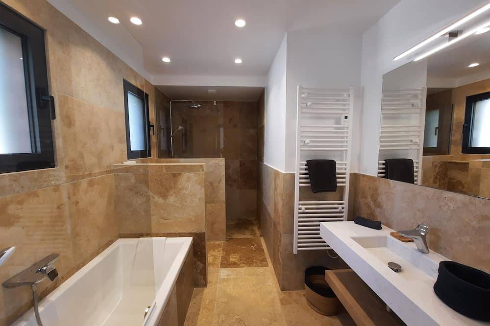 Beachfront villa. in Tizzano, Sartena