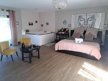 Location de vacances pour 2 personnes, avec terrasse ainsi que jacuzzi et jardin à Le Barp