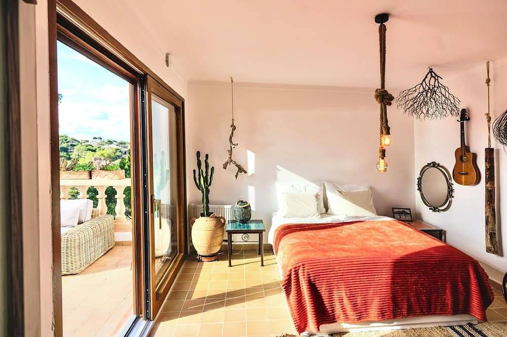 300 qm Ferienvilla 15 Meter vom Meer mit Turm und 4 Terassen, bis zu 8 Personen in Cala Santanyí, Santanyí