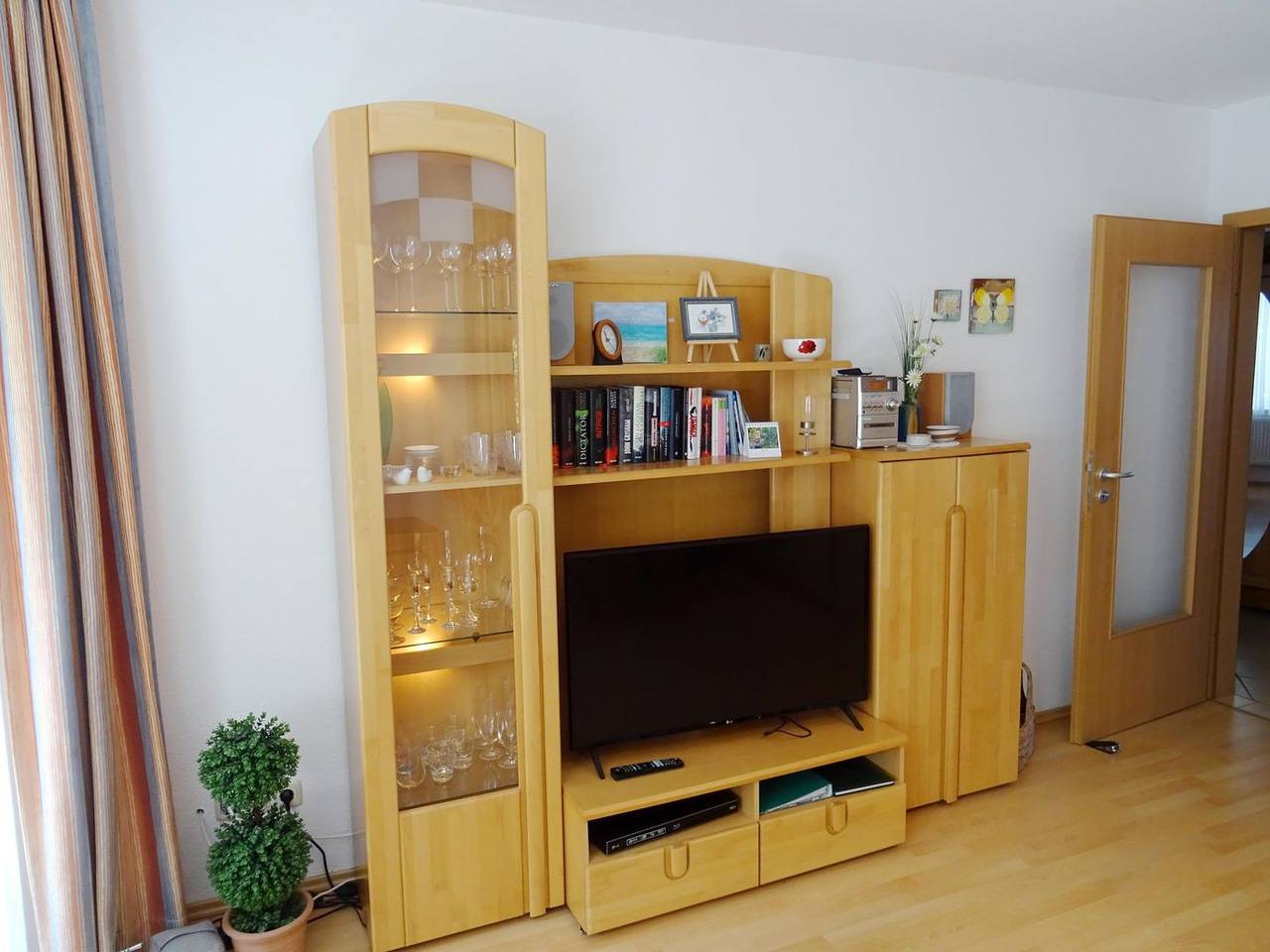 Ganze Wohnung, Helle Erdgeschosswohnung mit möblierter und überdachter Südterrasse! in Zingst, Fischland - Darß - Zingst