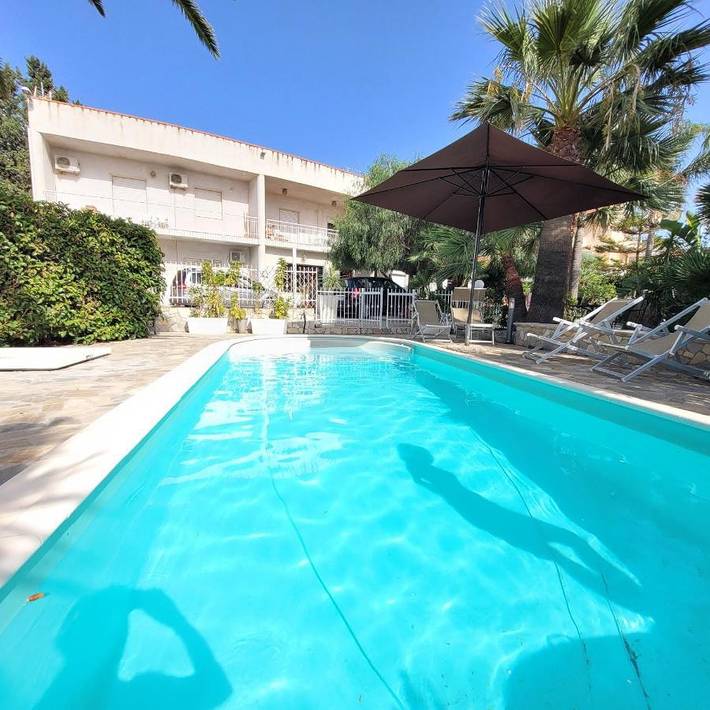 Villa per 10 persone, con Balcone e Terrazza nonché Giardino e Piscina a Reggio di Calabria