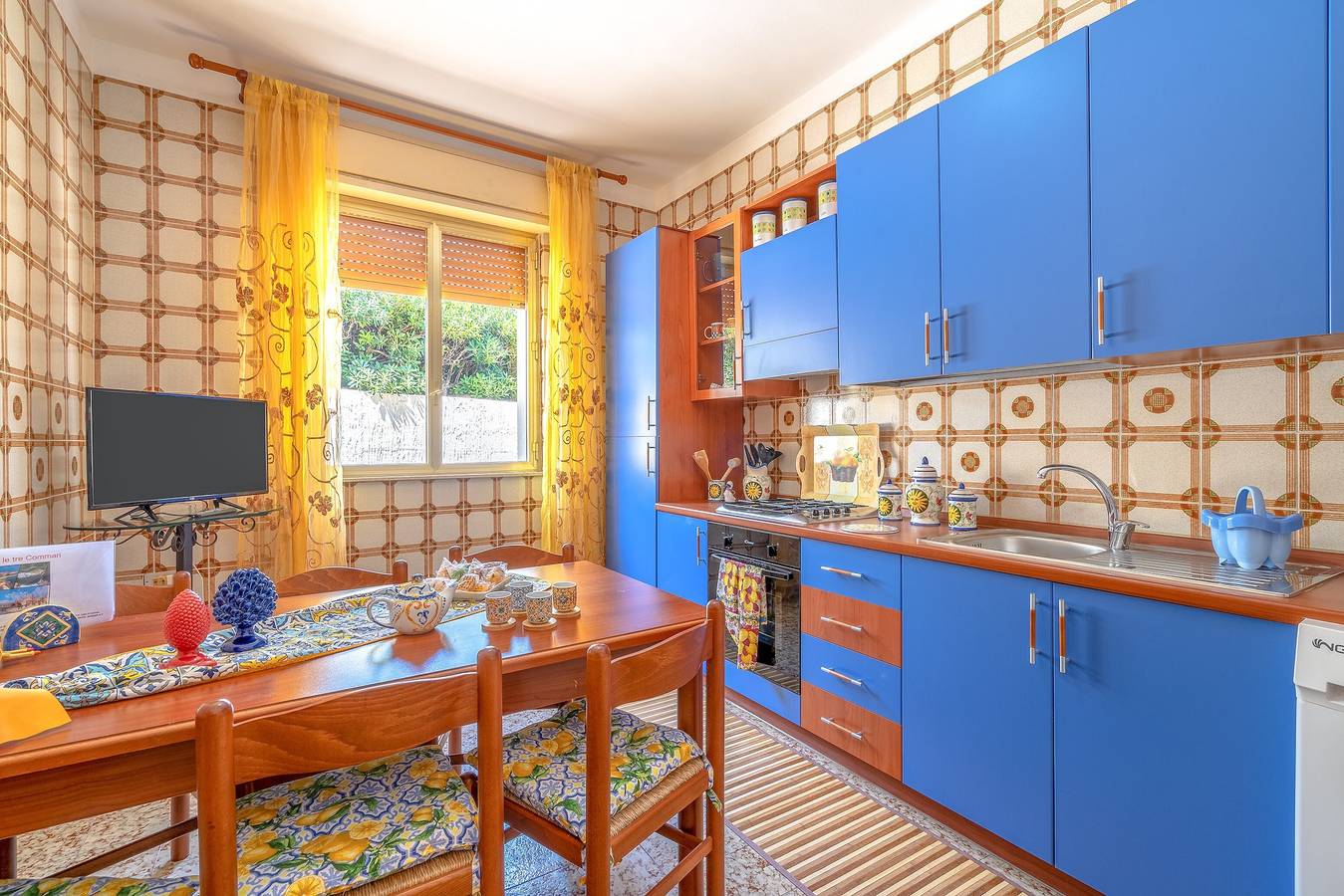 Ganze Wohnung, Ferienwohnung "La Casa Blu" mit Privater Terrasse und Gemeinschafsgarten in Cicirata, Avola