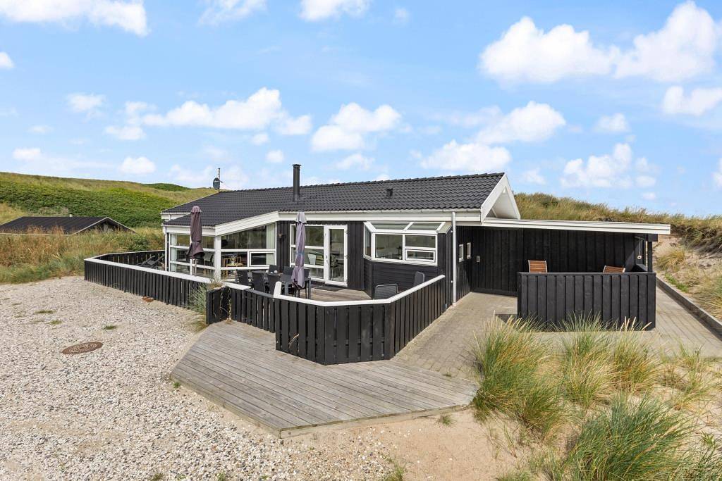 Ferienhaus mit geschlossener Terrasse dicht am Strand in Årgab, Holmsland Klit