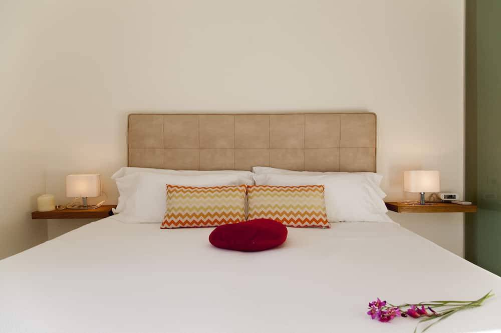 Entire apartment, Elegant, vistamar, sunset, beach walk . in Cala d'Hort, Sant Josep de sa Talaia