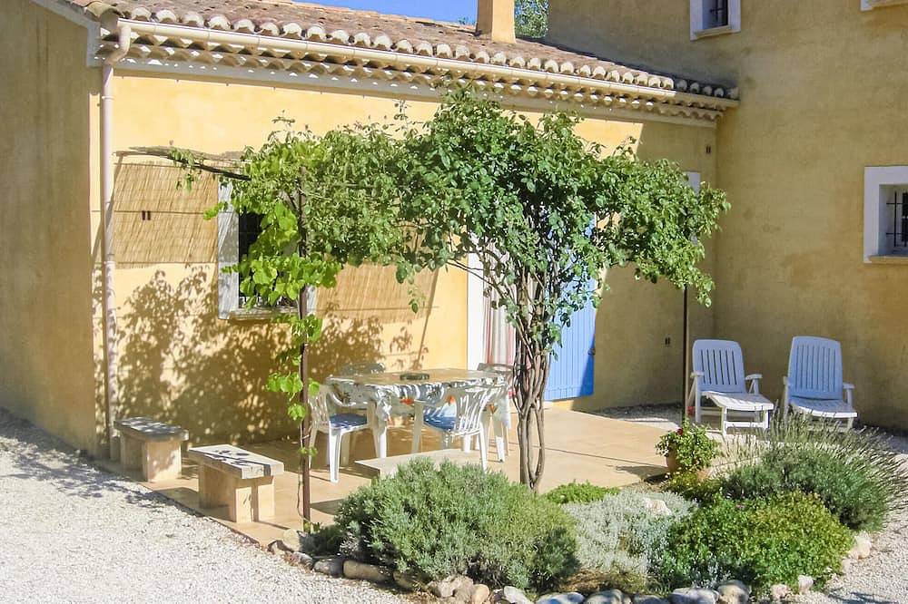 2 bedroom gorgeous home in Roussillon in Roussillon, Parc naturel régional du Luberon