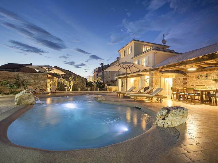 Ferienhaus für 10 Personen, mit Whirlpool und Garten sowie Pool und Sauna in Čepljani