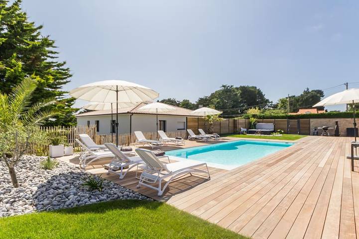Gîte pour 2 personnes, avec Jacuzzi et Terrasse ainsi que Jardin et Piscine