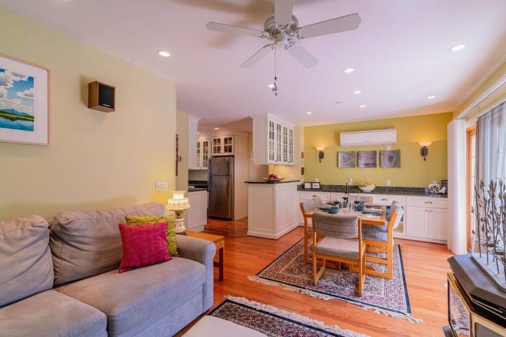 Vacation rental for 6 people, with pool and yard as well as hot tub and balcony in Stowe