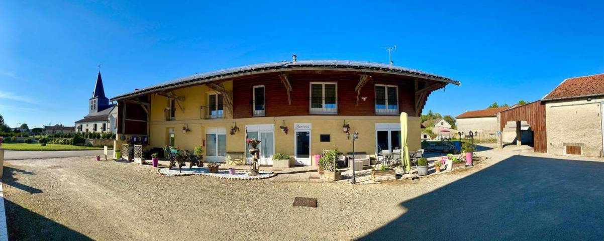 Chambre d’hôte pour 4 personnes, avec Terrasse et Jardin ainsi que Piscine et Vue