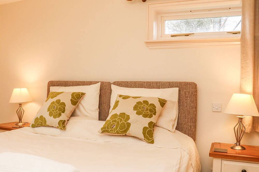 Fig Tree Cottage, family friendly, with hot tub in Bickleigh in Tiverton, Devon