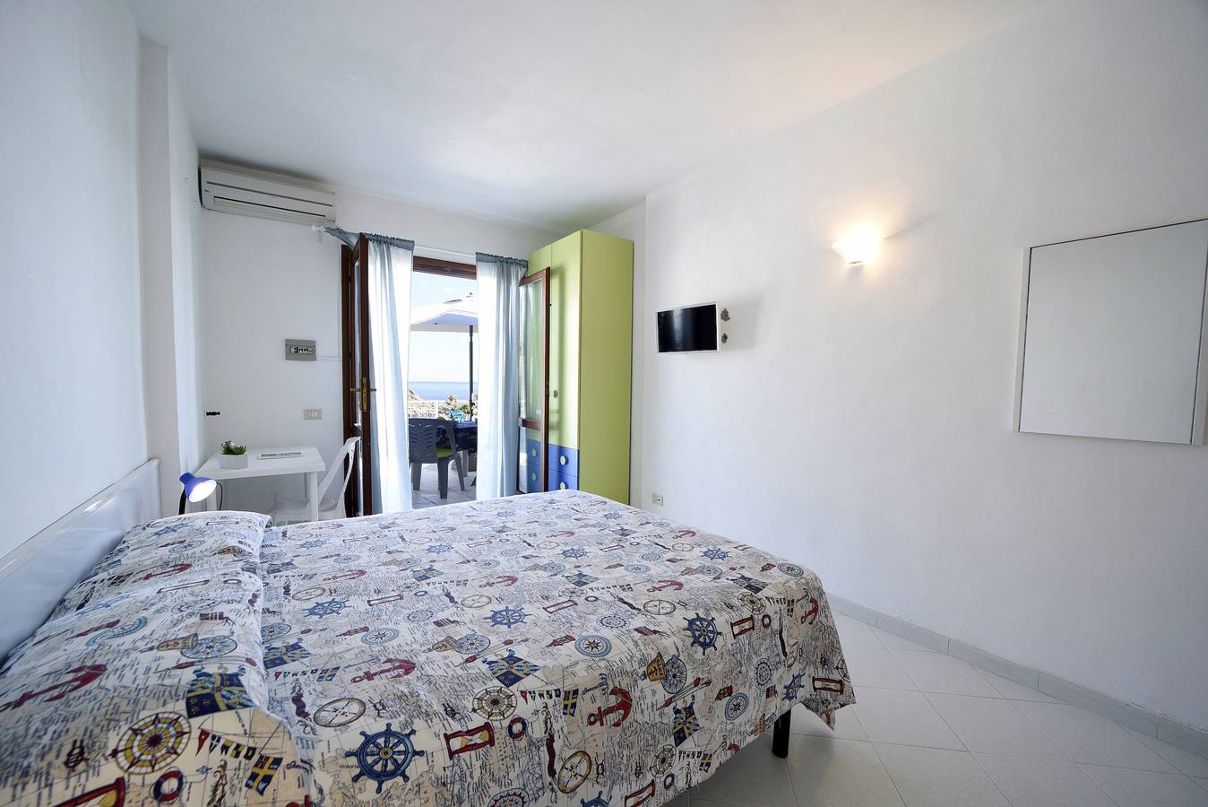 Entire apartment, Apartment 'Le Sirene Mono 3' with Private Terrace, Wi-Fi and Air Conditioning in Campo nell'Elba, Elba