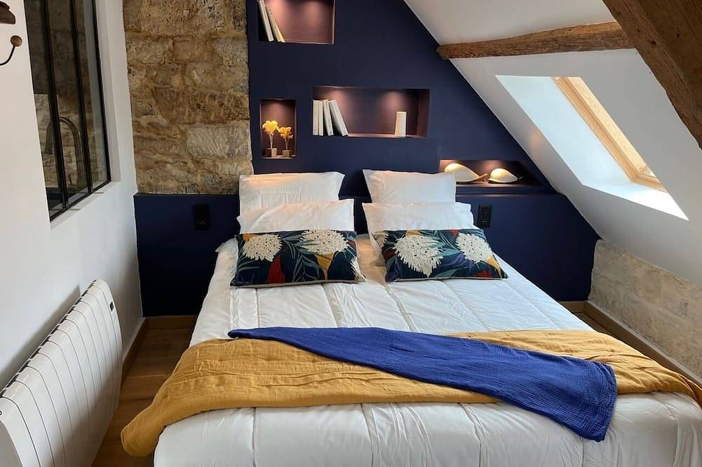 Appartement entier, Etage 3 Maison des Evêques Appartement de Charme Sous les Toits 50 m du Port in Port-en-Bessin-Huppain, Région de Bayeux