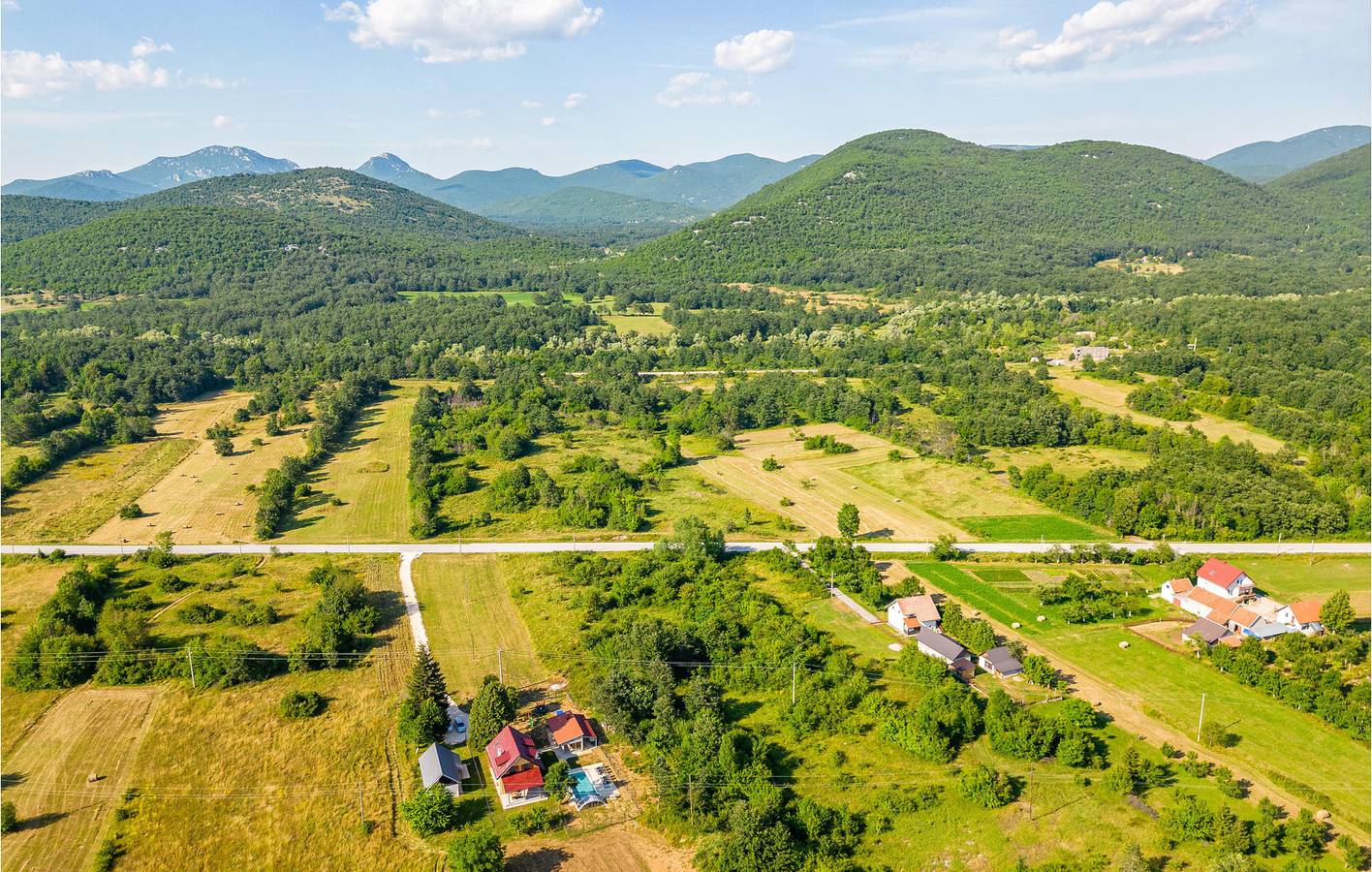 Charmante 120 m² große Wohnung mit Pool, Parkplatz und WLAN, 2 km vom Fluss entfernt in Lovinac, Naturpark Velebit