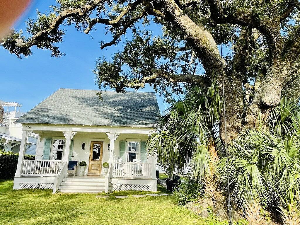 Acadian cottage 1 minute walk to beach, 5 minutes to Old Town Bsl! Best location in Bay St. Louis, Mississippi Gulf Coast