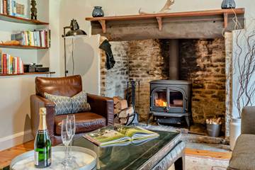 Log Cabin for 6 People in The Cotswolds, South East England, Photo 2