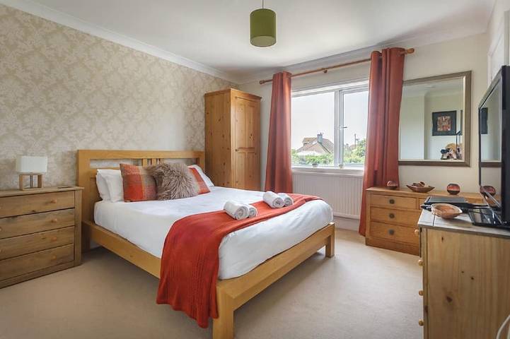 Fabulous  coastal 6 bedroom 4 bathroom  holiday home,  parking and sunny  garden in Telscombe, East Sussex