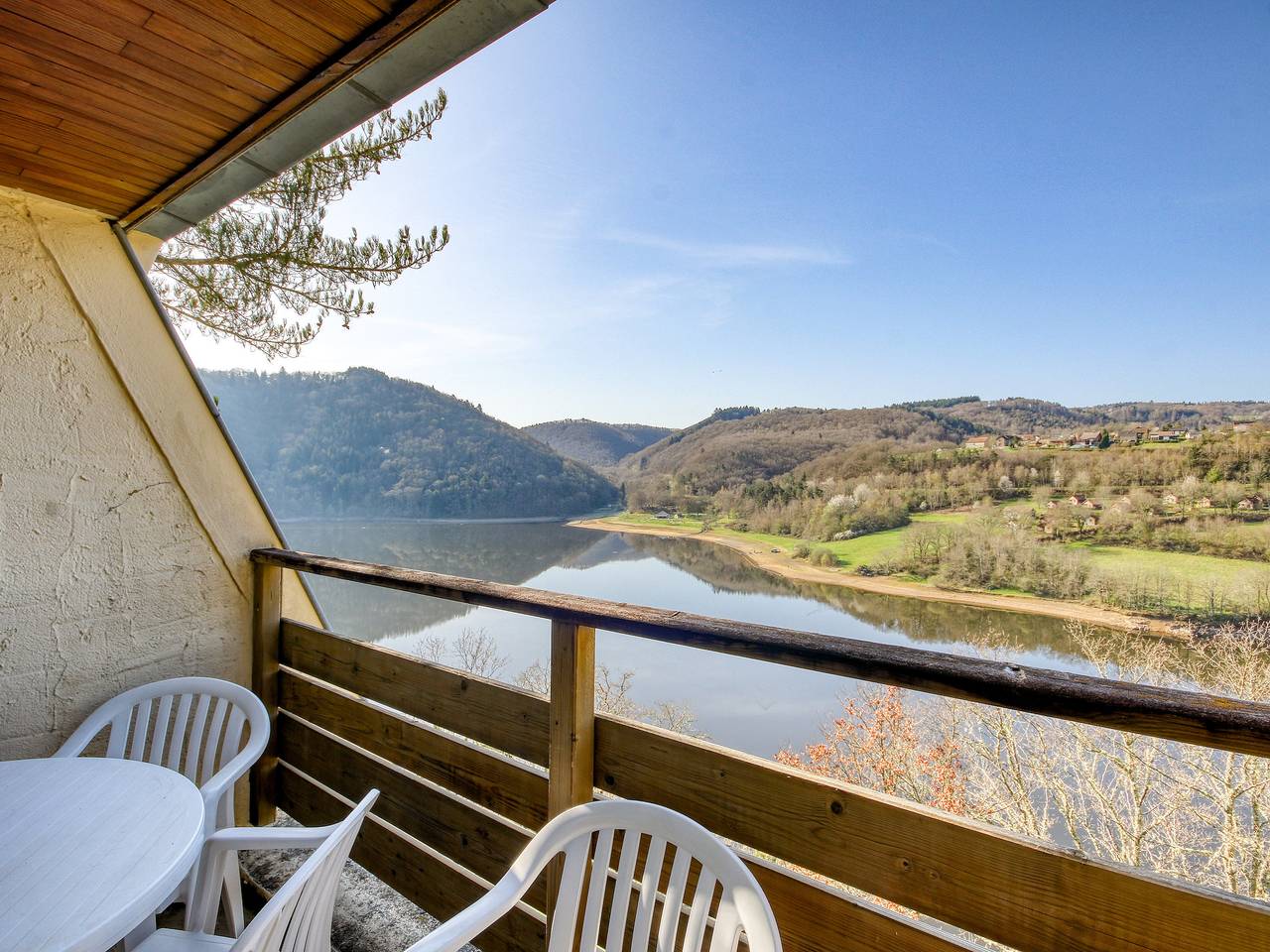 Hôtel pour 3 personnes avec piscine in Miremont, Puy-de-Dôme