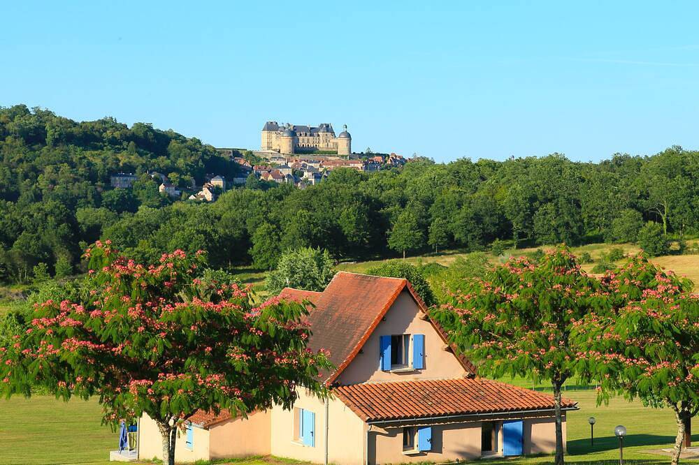 Les Sources Confort, Spa, Piscine, Etang de pèche, aire de jeu, jacuzzi... in Hautefort, Périgord Noir