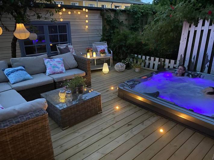 Villa för 8 Personer, med trädgård samt pool och bubbelpool och balkong i Nacka