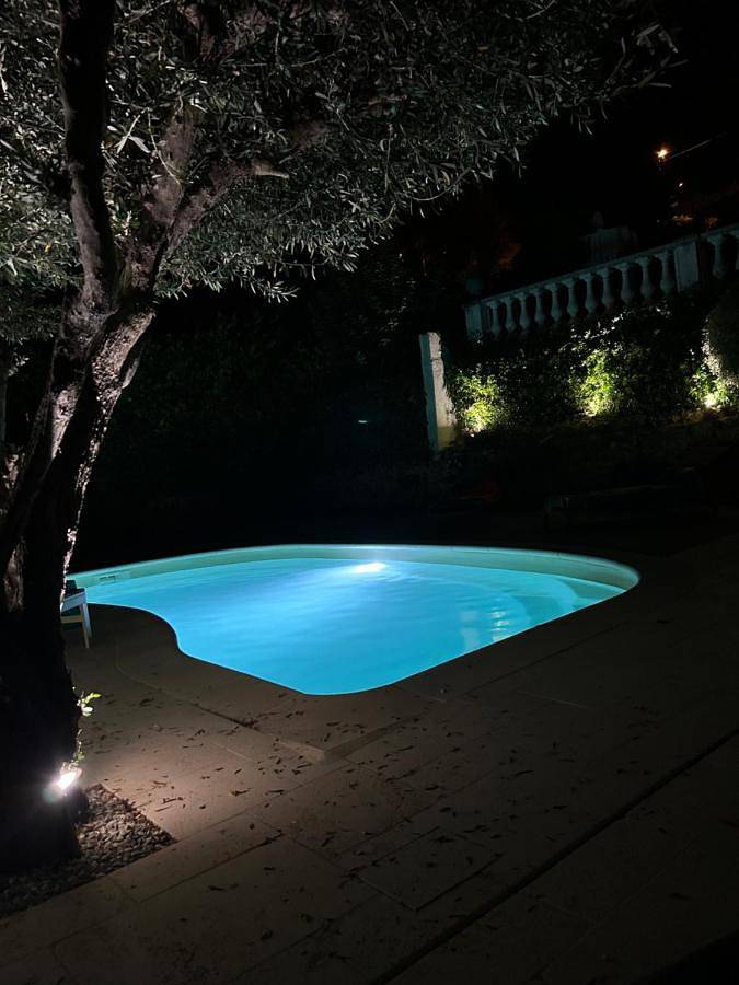 Location de vacances pour 2 personnes, avec terrasse ainsi que piscine et jardin à Gattières - 4