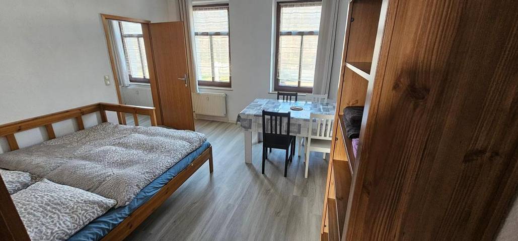 Gîte pour 3 personnes, avec jardin à Borna