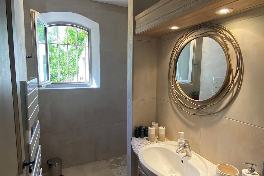 Warm summer Provencal villa, quiet, green, sunny, pisc/garden/jacu/petanque in Mouans-Sartoux, Cannes region