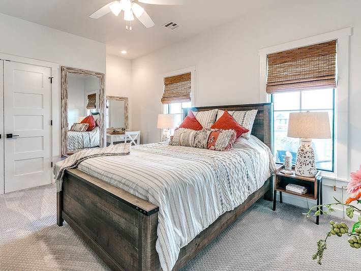 Vacation rental for 12 people, with balcony and yard as well as hot tub and pool in Eufaula Lake