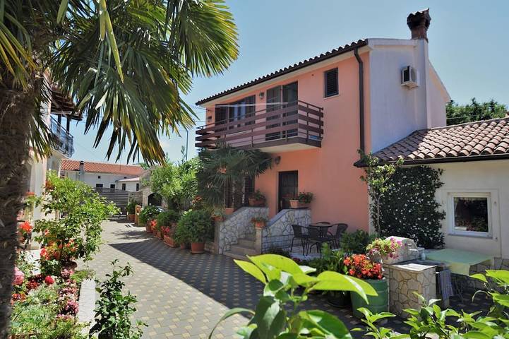 Ferienhaus für 5 Personen, mit Pool und Garten sowie Balkon