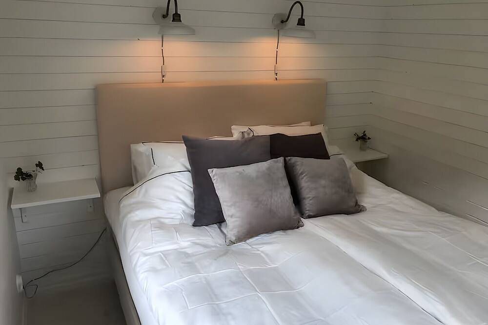 Exclusive beach cottage with a private beach, dock, and garden in Vaxholm, Stockholmer Schärengarten