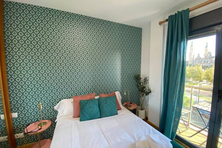 Entire apartment, Chic Riverside Apartment -Terrace & Iconic Views in Saragossa, Saragossa Province