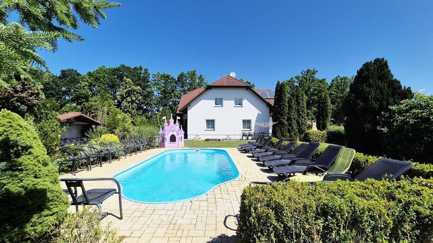 Maison d’hôte pour 4 personnes, avec jardin et terrasse ainsi que piscine et vue, animaux acceptés à Libín