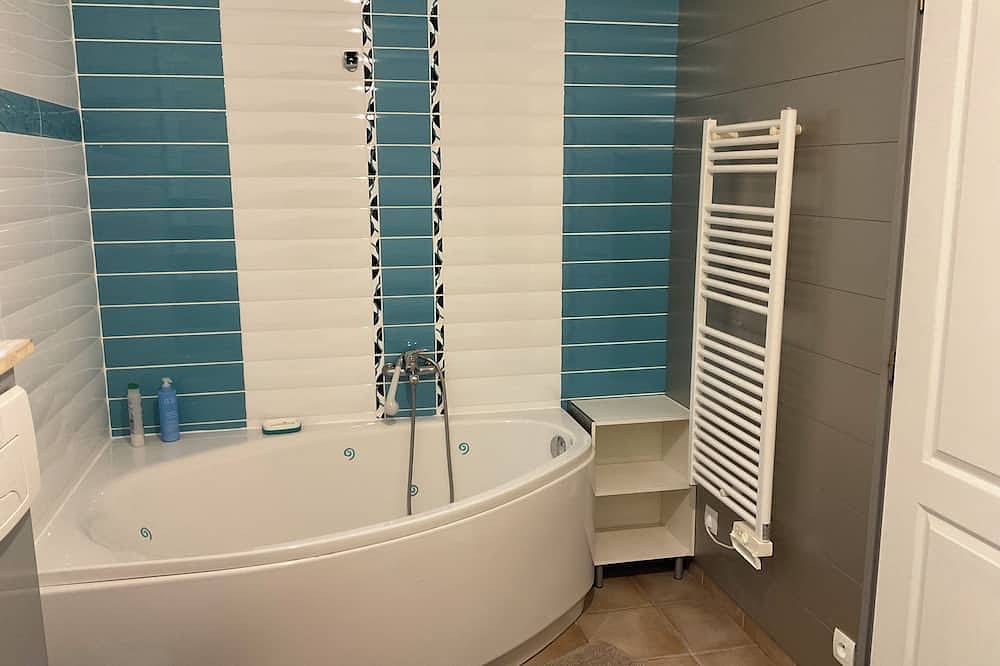 Les Brugiéres, in a peaceful setting on the edge of the woods. in Salavas, Ardèche