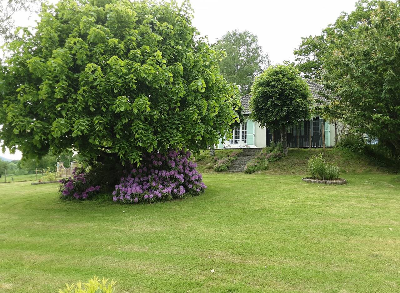 Maison de vacances avec grand jardin clos in Lanobre, Parc naturel régional des Volcans d'Auvergne