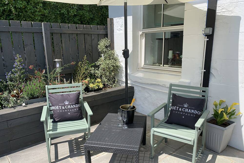Secluded Seaview Cottage With Private Hot Tub in Isle of Bute, Argyll & Bute