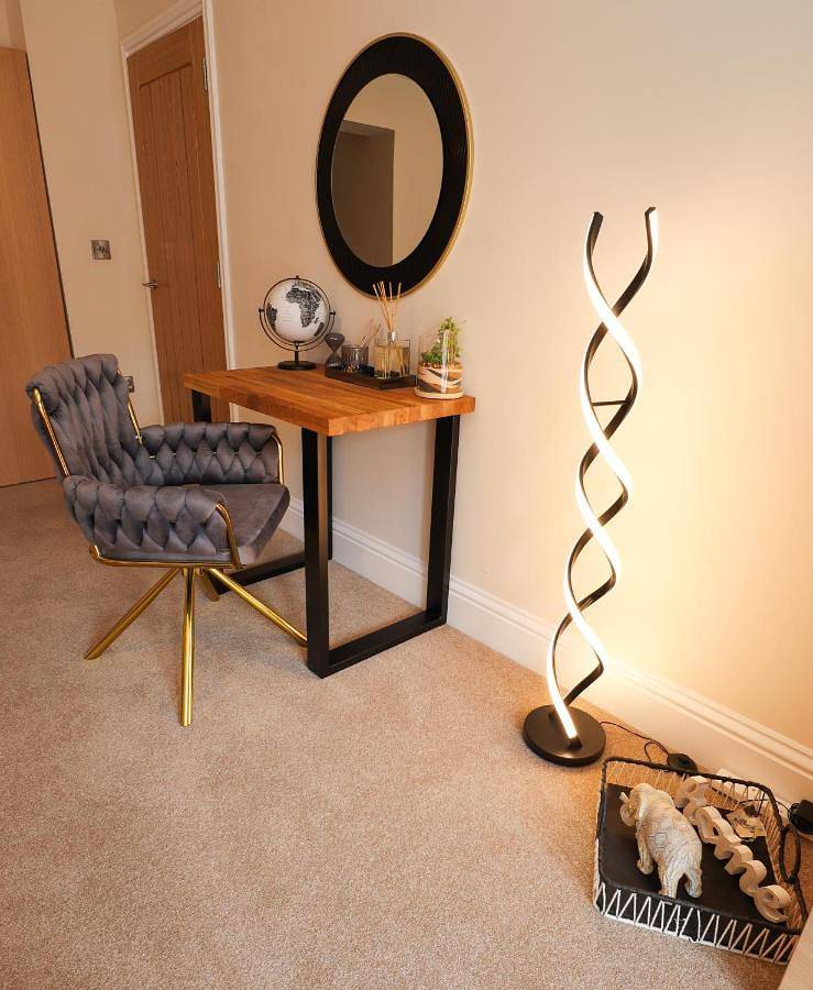 Ganze Wohnung, Half Moon Luxury One bedroom - Spacious Apt Romantic Getaway with a hot tub, 5 min away from Eastbourne centre , free parking in Eastbourne, Ost Sussex