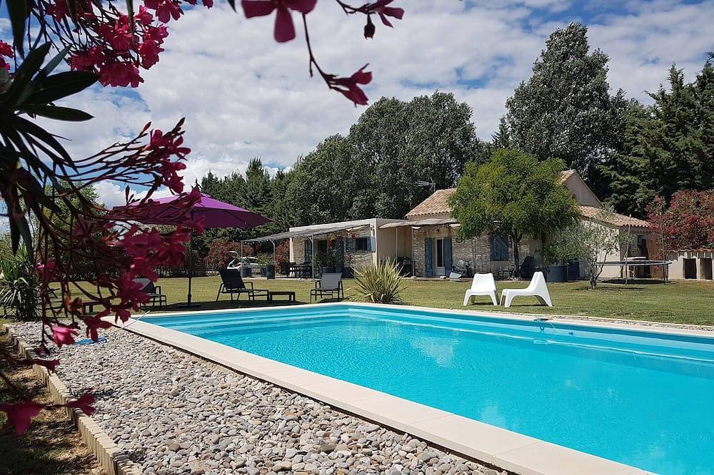 Une maison de campagne au coeur de la provence avec Piscine Privee in Beaucaire, Région de Nîmes