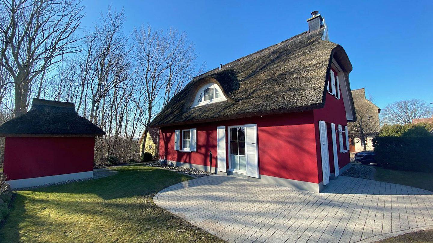 Ferienhaus mit Kamin und Sauna, ca. 400m zum Sandstrand, Wlan, Waschmaschine in Glowe, Rügen