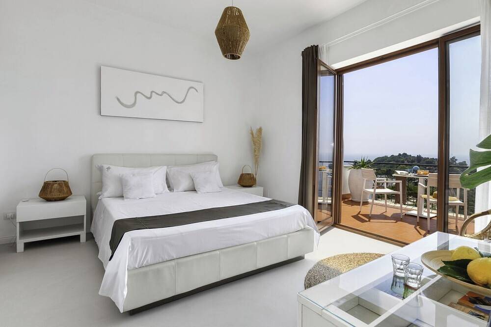 Villa Carmela, with private pool and tennis court in Nerano, Provinsen Napoli