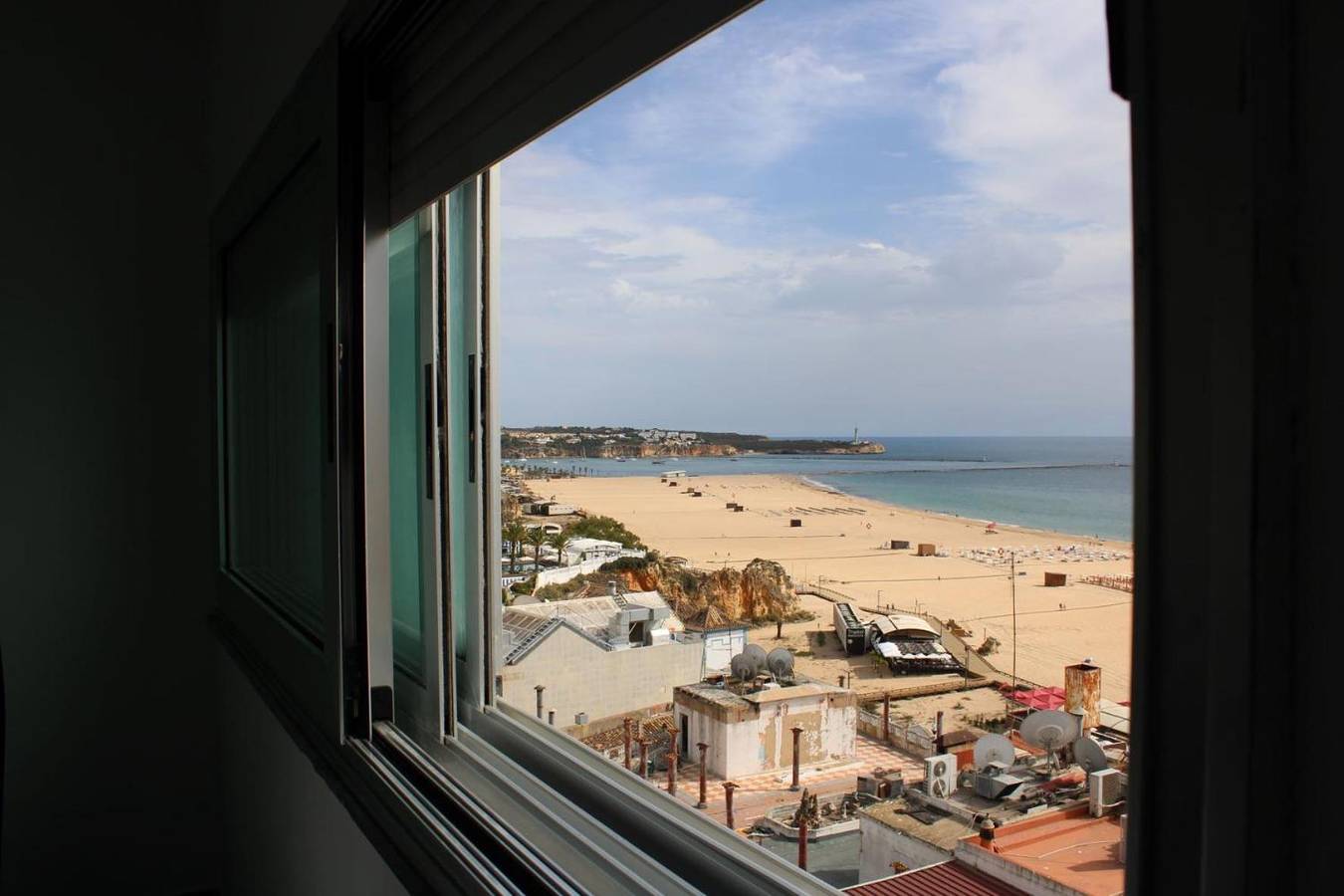 Ganze Wohnung, Ferienwohnung 'Alberto' mit Meerblick, Wi-Fi und Klimaanlage in Praia da Rocha, Portimão